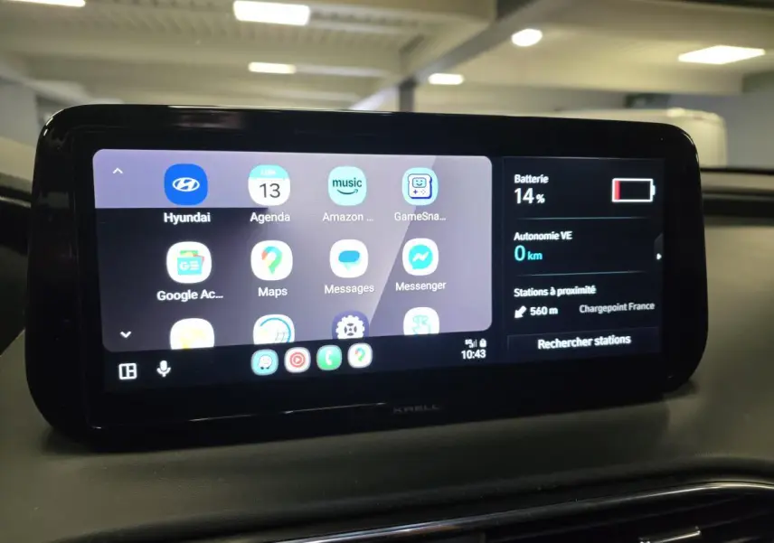 Écran tactile multimédia du Hyundai Santa Fé 2023 affichant applications et état batterie à 14%