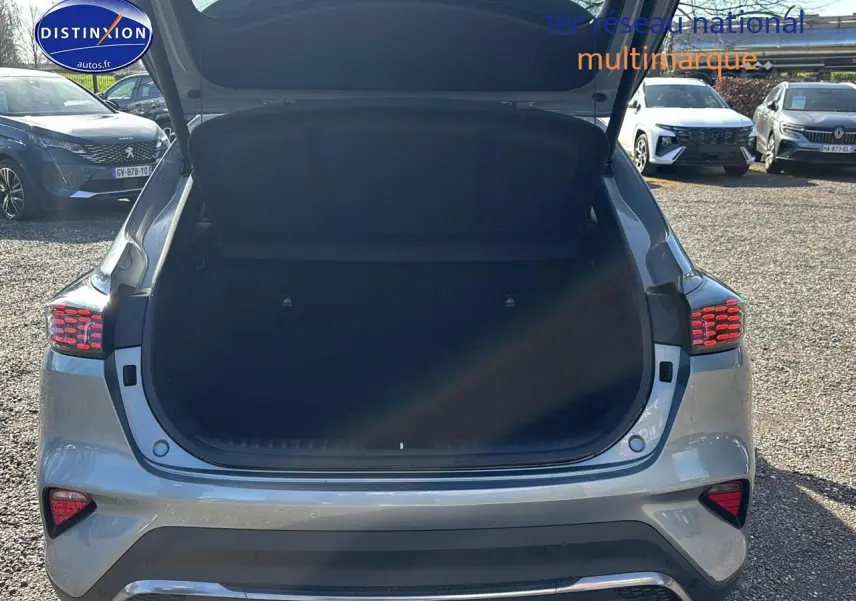 Vue arrière ouverte du coffre d’un KIA Xceed gris 2024, avec feux arrière LED et hayon relevé.