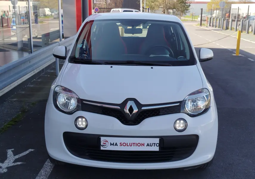 Vue avant d'une Renault Twingo 1.0 SCe 70ch Zen blanche, avec phares ronds et calandre noire au centre.