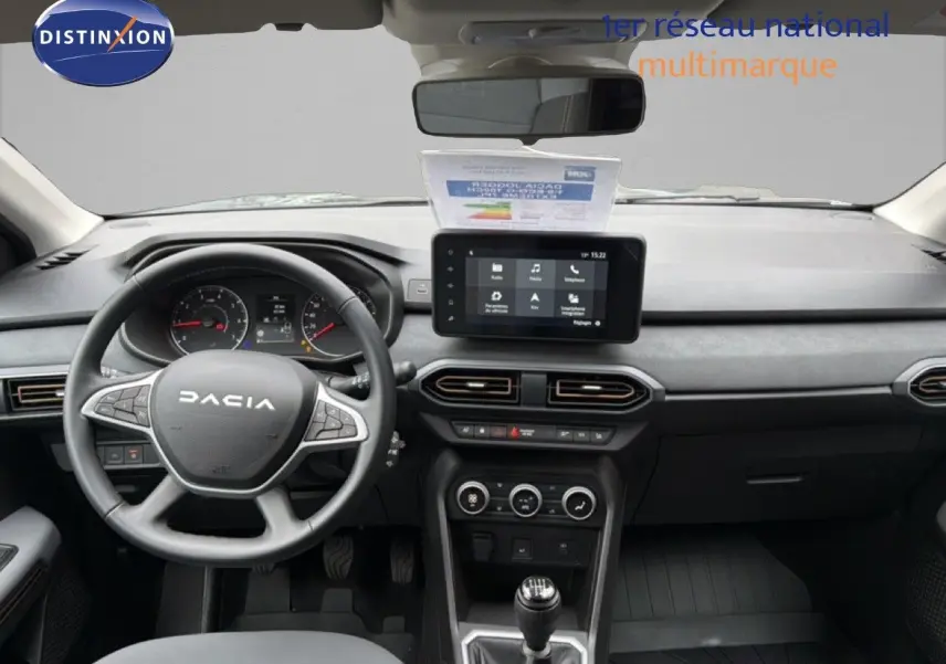Vue intérieure avant du tableau de bord du Dacia Jogger 2026 avec volant multifonction et écran tactile central.