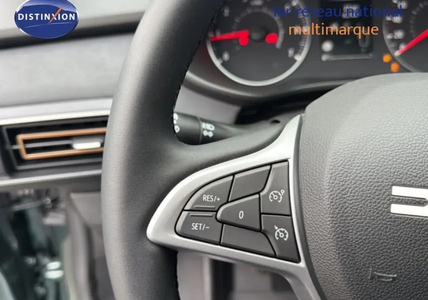 Gros plan sur le volant noir du Dacia Jogger 2026, montrant les commandes de régulateur de vitesse côté gauche.