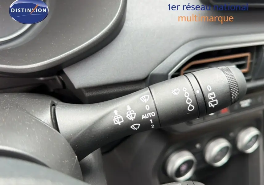 Gros plan sur la manette d’essuie-glace du tableau de bord intérieur d’une Dacia Jogger 2026, détails des commandes visibles.
