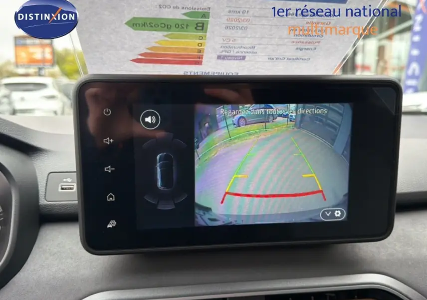 Écran central affichant la caméra de recul du Dacia Jogger 2026, vue intérieure avec tableau de bord gris.