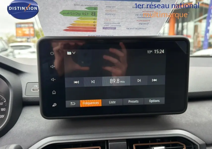 Écran tactile central affichant la radio FM à 89,8 MHz dans le tableau de bord d'une Dacia Jogger 2026.