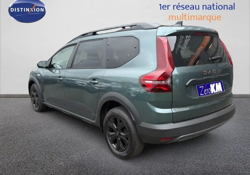 Vue 3/4 arrière droite d'un Dacia Jogger vert cèdre métallisé avec jantes noires et vitres teintées.