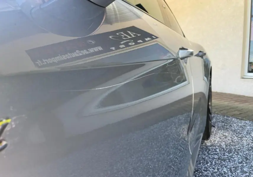 Vue rapprochée du côté gauche d’une Porsche Panamera gris métallisé 2022, mettant en valeur la carrosserie lisse et brillante.