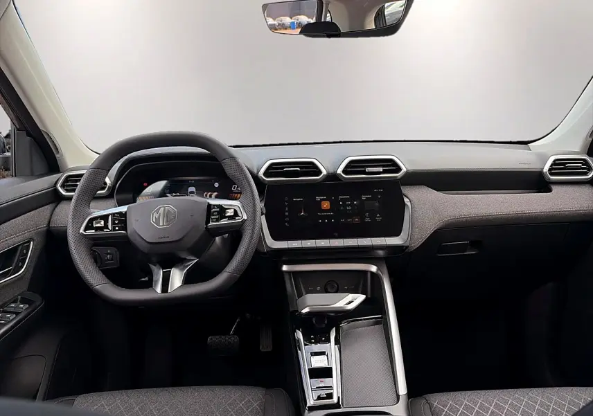 Intérieur avant du MG ZS 1.5 hybrid 2026, tableau de bord moderne avec écran tactile et volant multifonction.