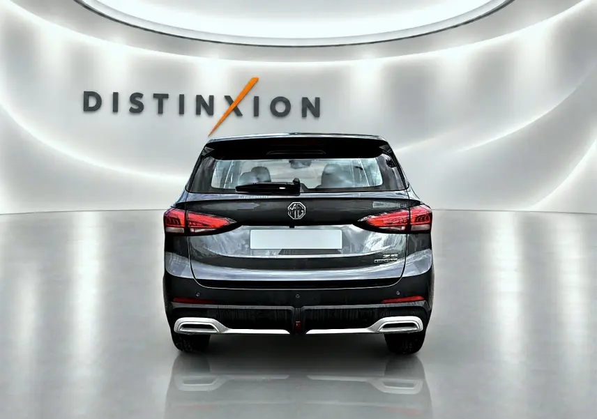 Vue arrière du MG ZS 1.5 hybrid Camden grey 2026, avec feux LED et double sortie d’échappement intégrée.