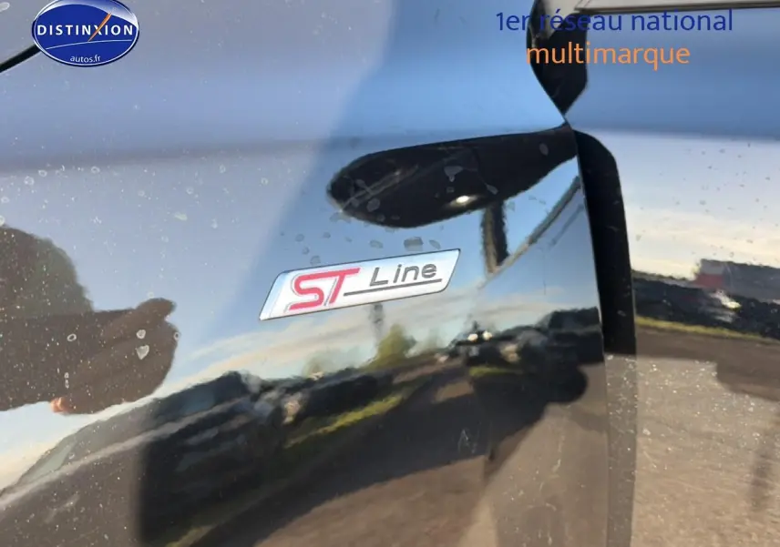 Gros plan sur l'emblème ST-Line sur la porte noire brillante d'une Ford Focus 2024.