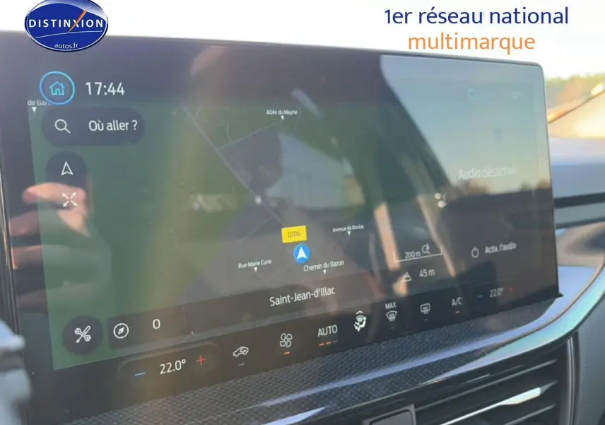 Vue rapprochée de l'écran tactile multifonction noir affichant la navigation dans une Ford Focus 2024.