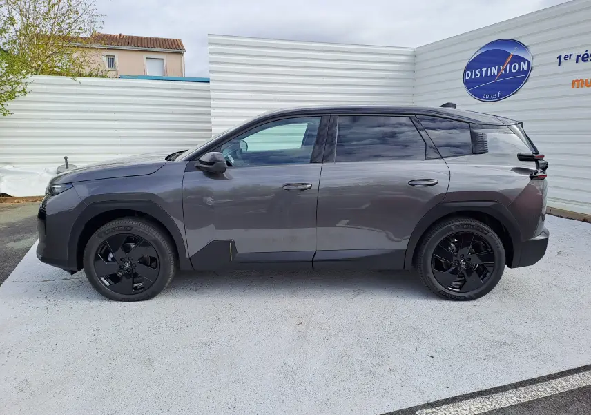 Toit panoramique noir brillant du Citroën C5 Aircross gris platinium vu en léger plongé depuis l'arrière droit.