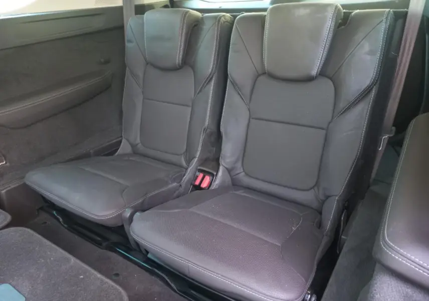 Gros plan sur les sièges arrière en cuir noir du Renault Espace gris, version V Initiale Paris 2017, montrant deux places individuelles.