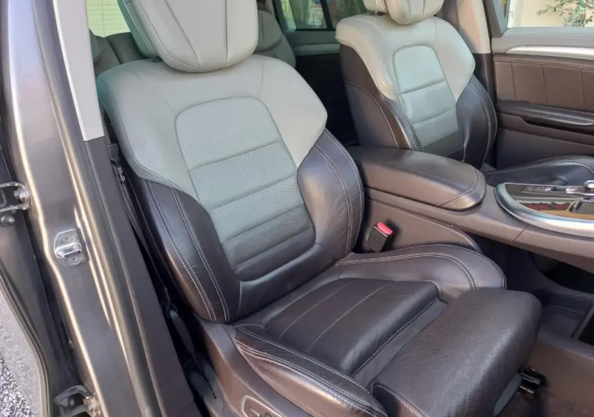 Intérieur du Renault Espace gris 2017, vue côté conducteur sur sièges cuir bicolores noir et gris avec console centrale.