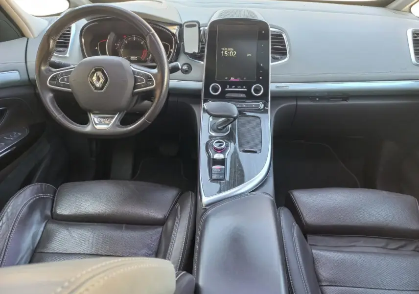 Vue intérieure avant du Renault Espace gris 2017, avec tableau de bord moderne et écran tactile vertical central.