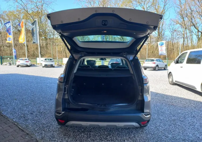 Vue arrière d’un Renault Espace gris 2017 avec coffre ouvert, montrant l’espace de chargement vide en extérieur.