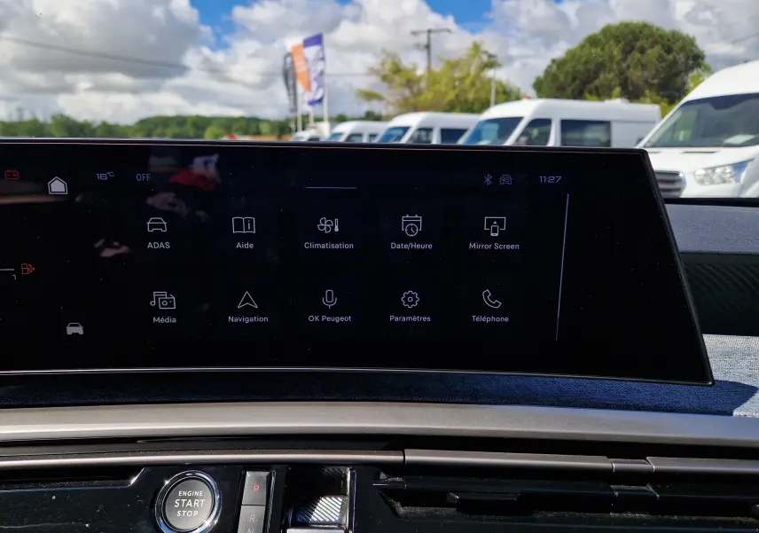 Écran tactile central du Peugeot 3008 gris titane, vue intérieure frontale mettant en avant les commandes digitales.