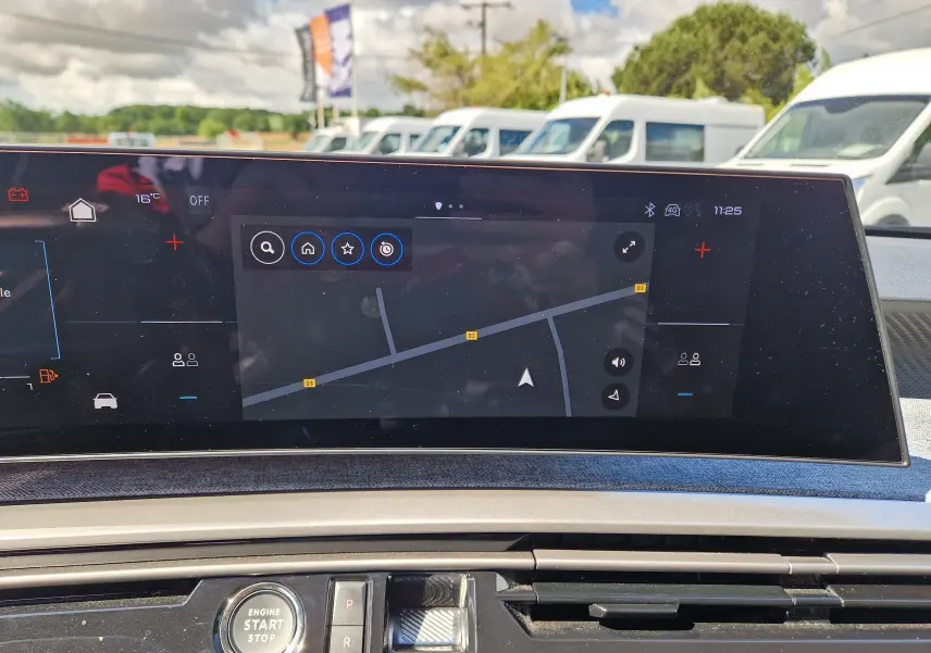 Écran tactile central du Peugeot 3008 gris titane 2026, affichant la navigation avec commandes autour et bouton start/stop visible.