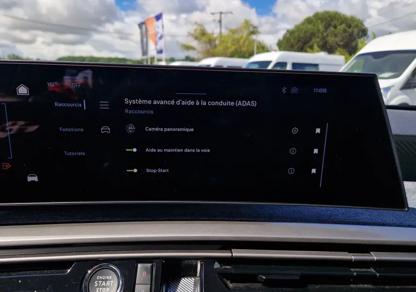Écran tactile du système d'aide à la conduite affichant les options caméra panoramique et maintien de voie, intérieur Peugeot 3008 gris titane.