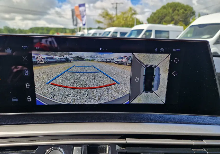 Vue intérieure de l’écran multimédia du Peugeot 3008 gris titane, affichant la caméra de recul et la vue à 360° du véhicule.