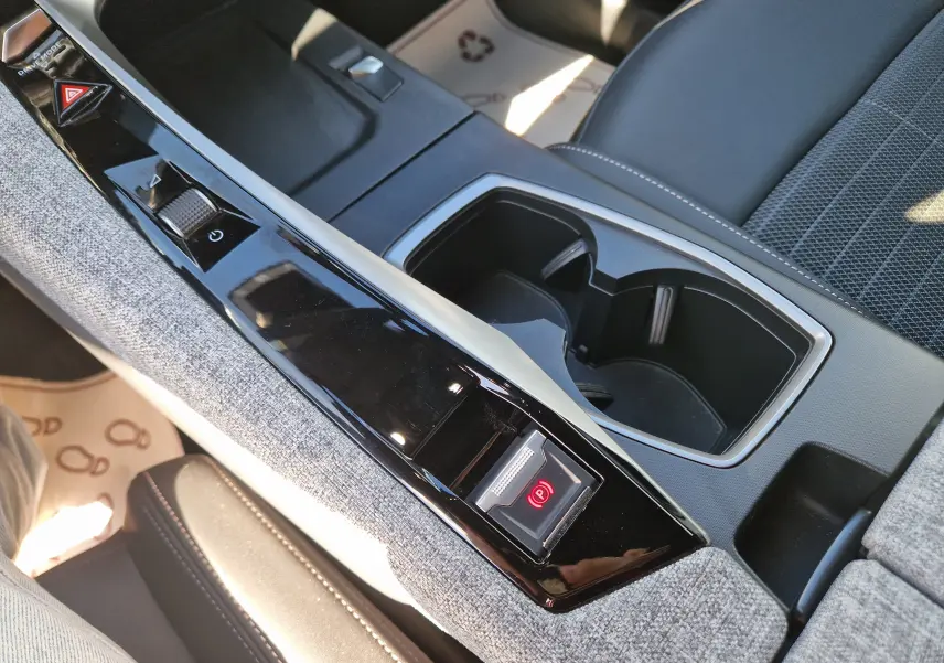 Vue rapprochée de la console centrale du Peugeot 3008 gris titane, mettant en valeur la commande de frein à main électronique.