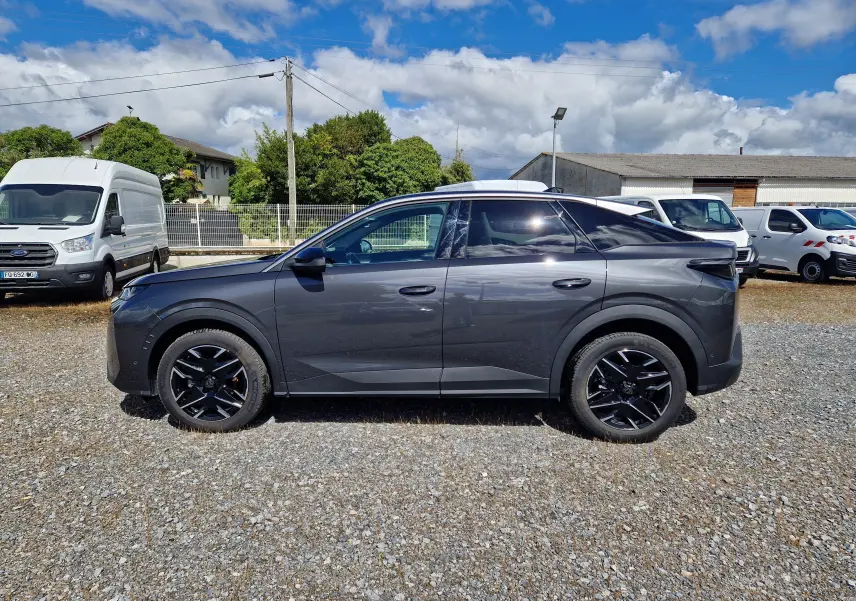 Peugeot 3008 gris titane vue de profil côté gauche, avec jantes noires et toit noir contrastant.