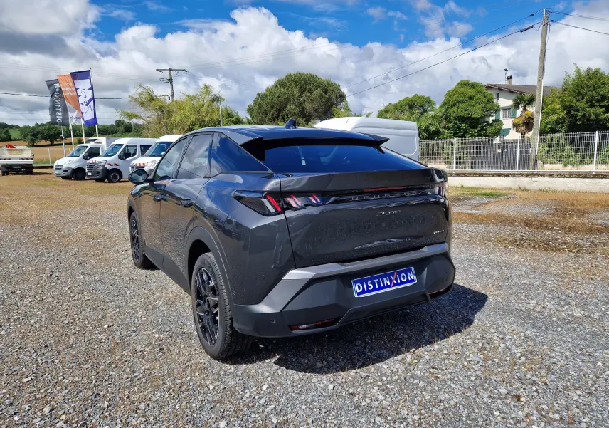 Vue 3/4 arrière droite d’un Peugeot 3008 gris titane 2026 avec feux arrière à griffes et jantes noires.