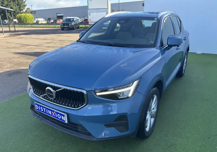Vue 3/4 avant droite d'un Volvo XC40 Fjord Blue Metal avec calandre noire et jantes alliage 18 pouces.