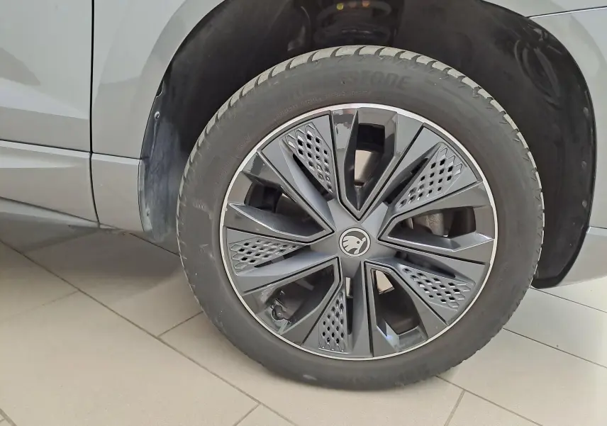 Gros plan sur la roue avant gauche du Skoda Karoq gris graphite 2025 avec jante alliage au design moderne.