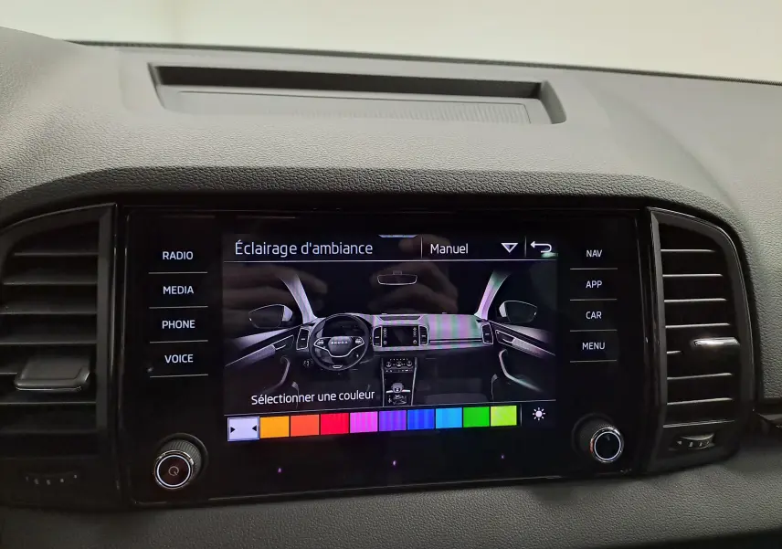 Écran tactile central du Skoda Karoq 2025 affichant le réglage manuel de l'éclairage d'ambiance intérieure.