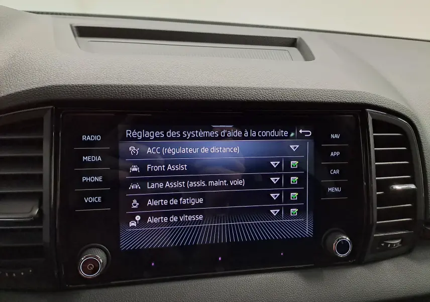 Vue avant droite du Skoda Karoq 2.0 TDI 150 DSG7 Sportline gris graphite avec hayon électrique et peinture métallisée.