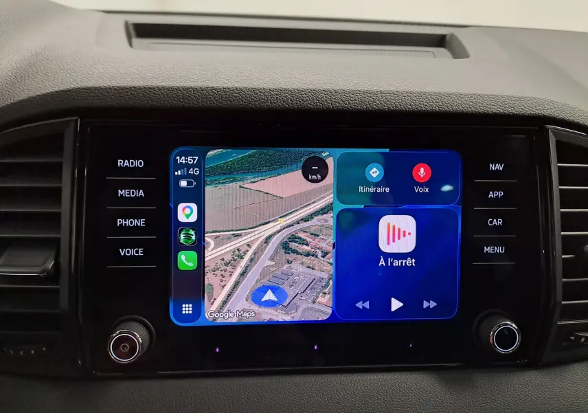 Écran tactile central du Skoda Karoq 2.0 TDI 150 DSG7 Sportline avec navigation et commandes multimédia visibles.