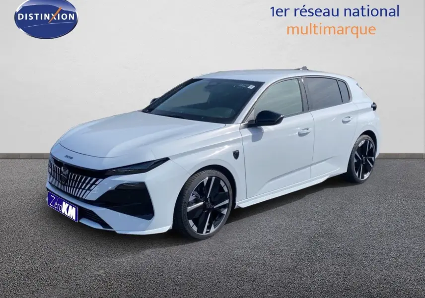 Peugeot 308 Hybrid 145ch GT blanc Okenite métal vue 3/4 avant droit avec jantes noires et calandre distinctive.