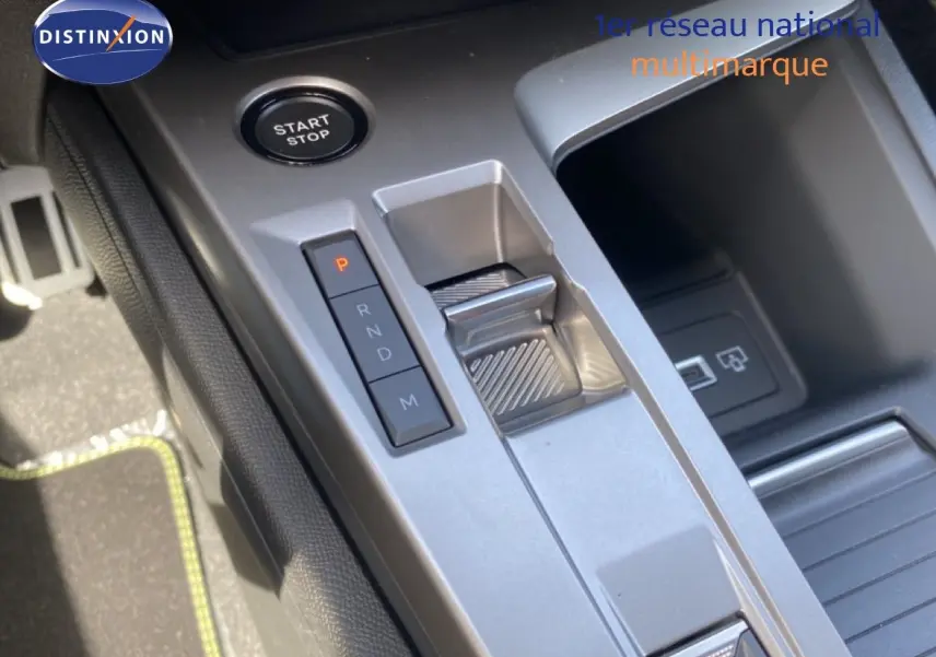 Vue rapprochée de la console centrale avec levier de vitesses automatique et bouton start/stop d’une Peugeot 308 Hybrid blanche.