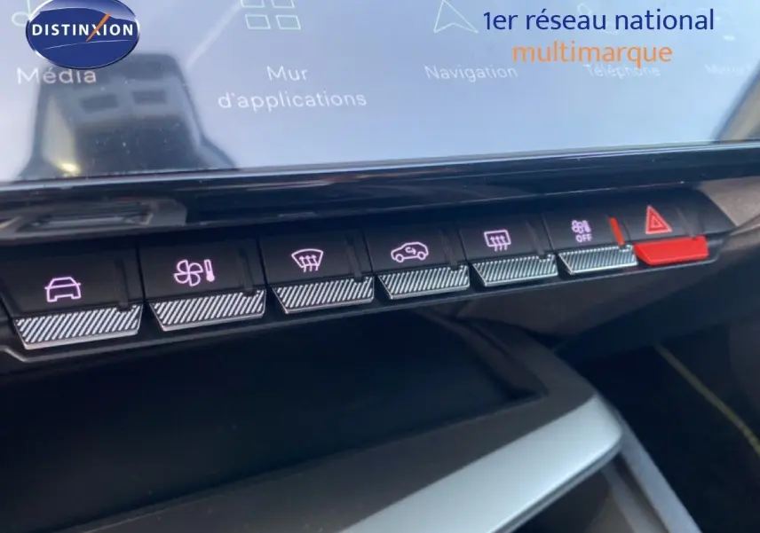 Gros plan sur la rangée de boutons de commande rétroéclairés dans l’habitacle du Peugeot 308 Hybrid blanc, avec bouton d’alerte rouge.