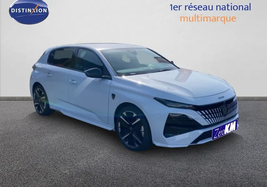 Vue 3/4 avant d'une Peugeot 308 Hybrid blanche Okenite Metal avec jantes noires et calandre distinctive.