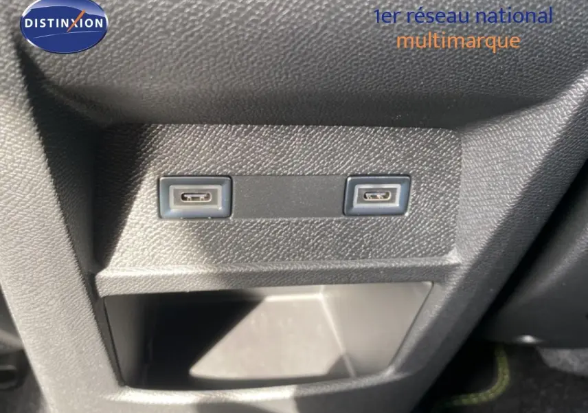 Gros plan sur deux ports USB-C intégrés dans la console centrale noire du Peugeot 308 Hybrid 2026.