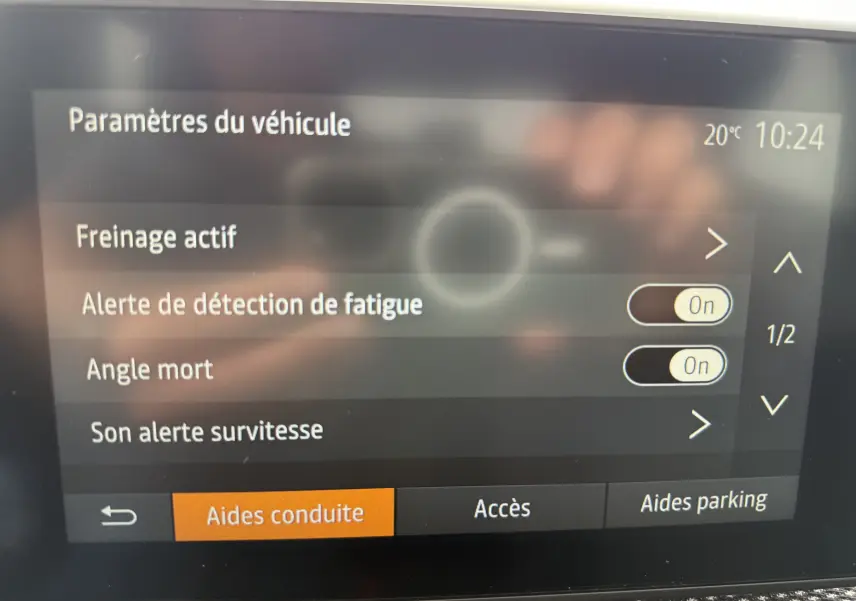Écran central de la Dacia Sandero Stepway bleu Iron montrant les paramètres d’aides à la conduite activés.
