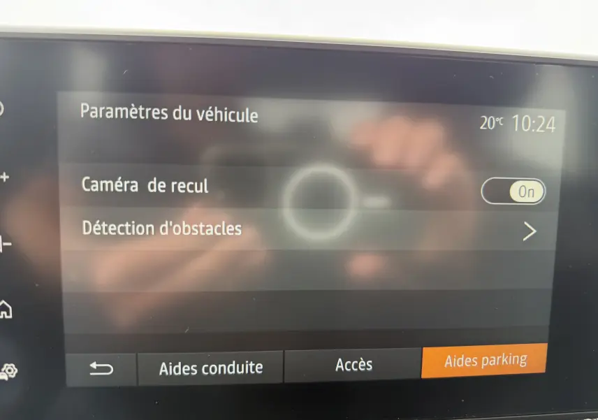 Écran tactile intérieur affichant les paramètres du véhicule Dacia Sandero Stepway, avec caméra de recul activée.