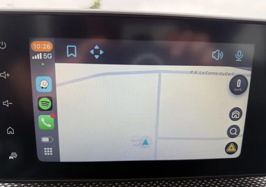 Écran tactile du système de navigation de la Dacia Sandero Stepway 2025, affichant une carte et des icônes d'applications.