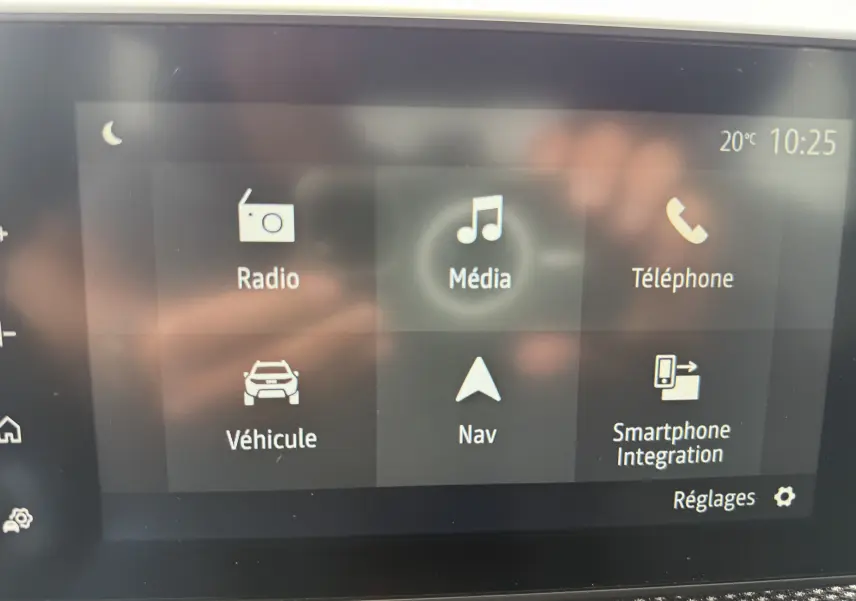 Écran tactile central de la Dacia Sandero Stepway 2025 affichant les options Radio, Média, Téléphone, Véhicule, Navigation et Smartphone Integration.