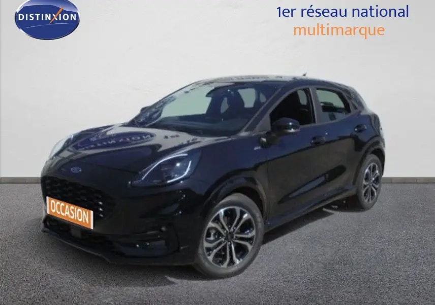 Ford Puma noir agate métal en vue 3/4 avant droit, mettant en valeur ses jantes alliage et ses phares LED.