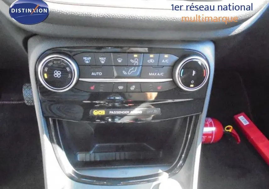 Gros plan sur la console centrale noire du Ford Puma 2022, mettant en valeur les commandes de climatisation et ventilation.