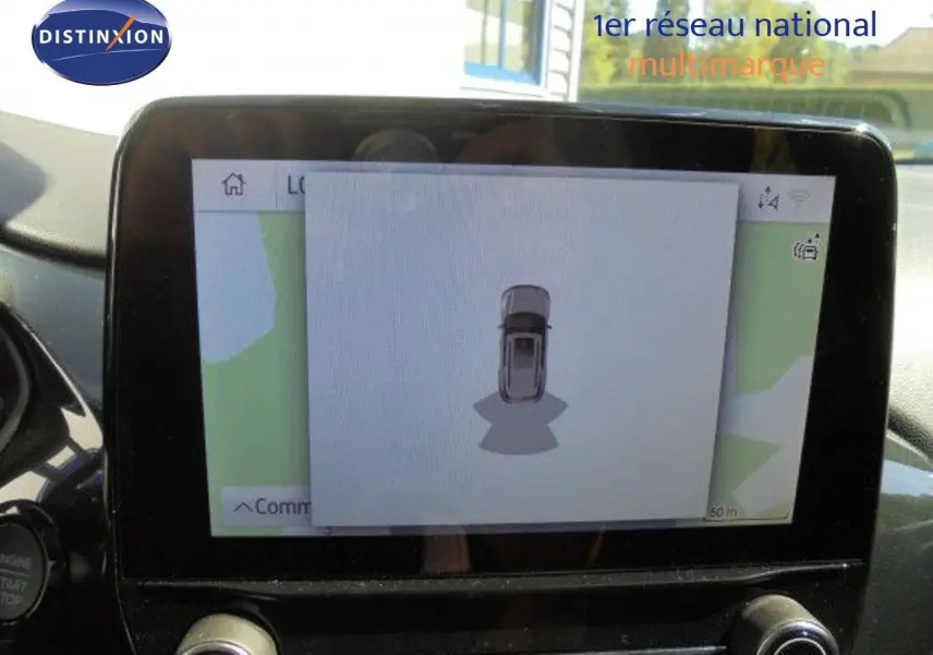 Écran tactile intérieur montrant la vue de dessus du Ford Puma noir Agate Metal avec système de navigation actif.