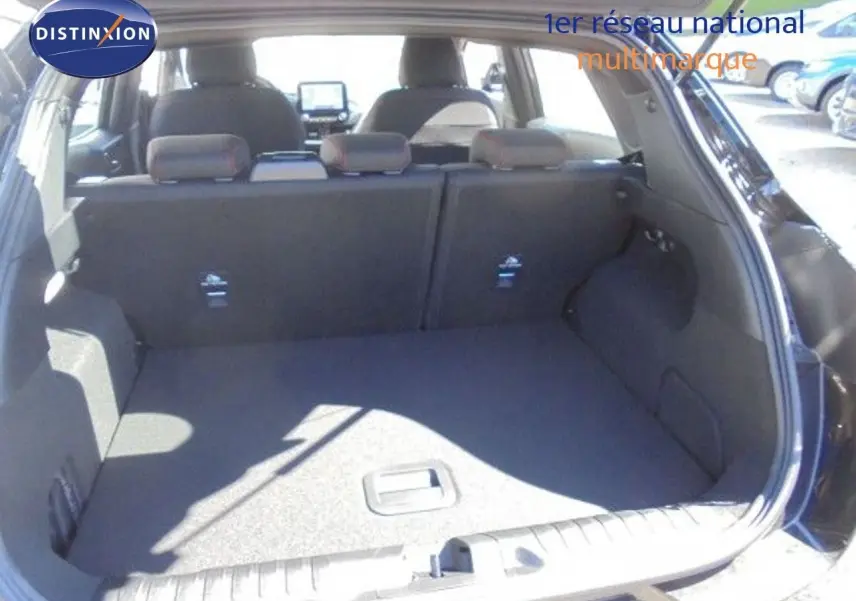 Coffre ouvert vu de l'arrière d'un Ford Puma noir Agate Metal 2022, montrant l'espace de chargement et les sièges arrière.