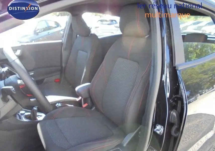 Vue intérieure côté conducteur du Ford Puma noir agate métal 2022, sièges tissu noir avec surpiqûres rouges visibles.