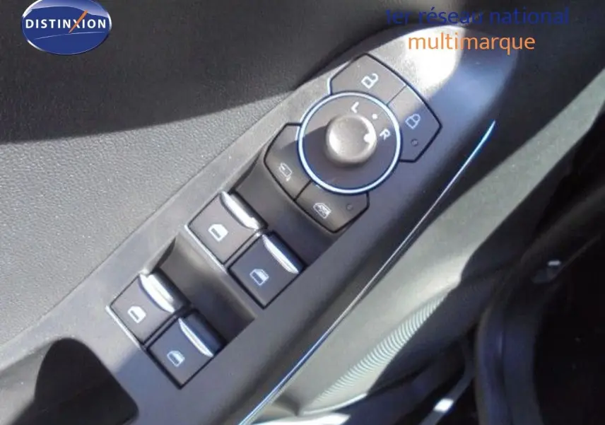 Commandes des vitres électriques et réglages des rétroviseurs sur la porte côté gauche d'un Ford Puma noir agate 2022.