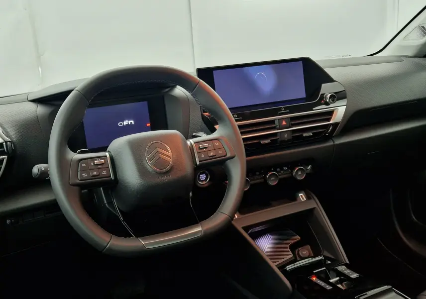 Intérieur noir du Citroën C4 1.2 Hybrid 136 e-DSC6 Max 2025, vue centrée sur le volant et le tableau de bord digital.