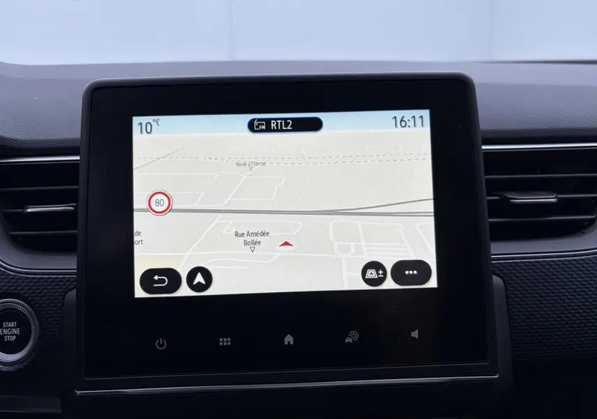 Écran tactile central du tableau de bord du Renault Arkana 2025 affichant la navigation GPS.