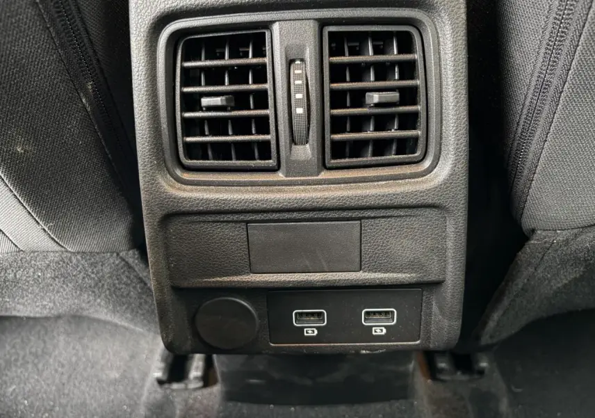 Vue rapprochée des aérateurs arrière et des deux ports USB du Renault Arkana 2025, intérieur noir.