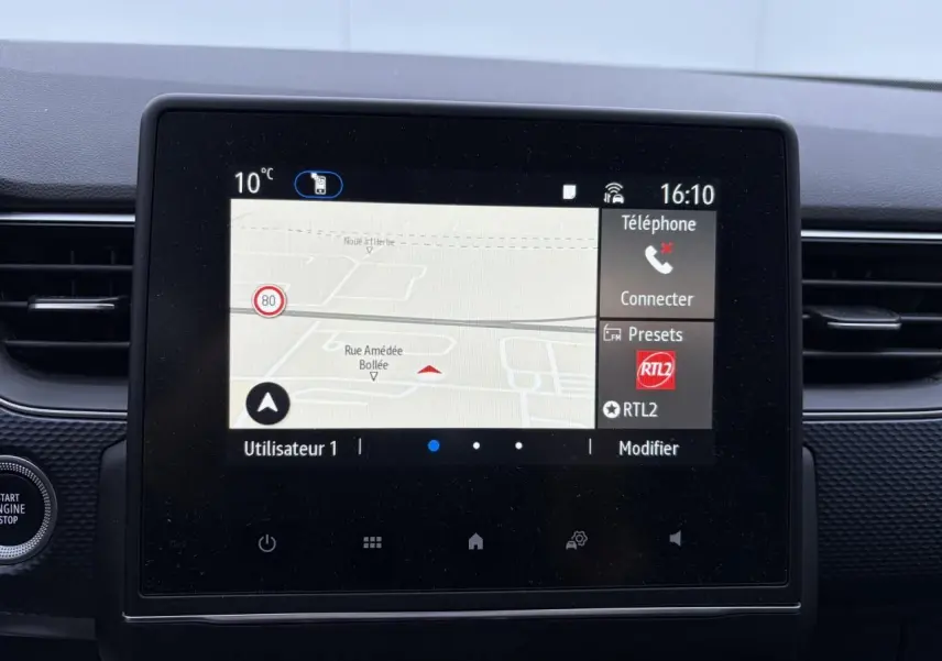 Écran tactile central du tableau de bord du Renault Arkana 2025 affichant la navigation et les options téléphoniques.